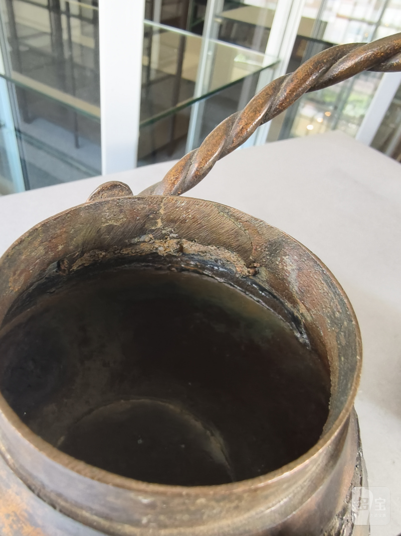 A bronze vessel 'hu' in archaic style with partial gilding - 图12